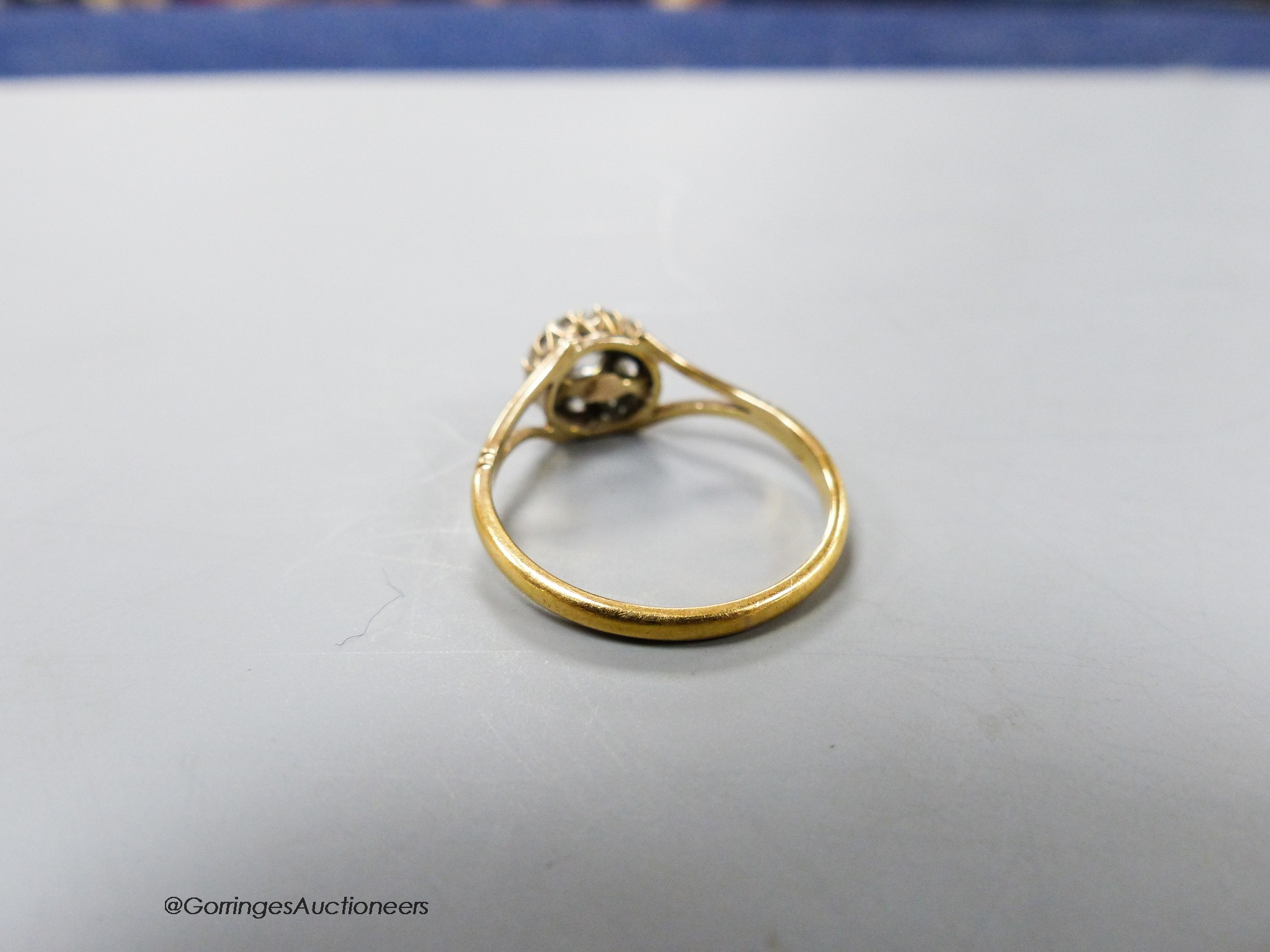 An 18ct and old round cut diamond set cluster ring, size Q, gross weight 2.5 grams.